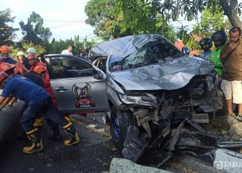 Tabrak Pohon di Median Jalan Diponegoro Pekanbaru, Pajero Remuk