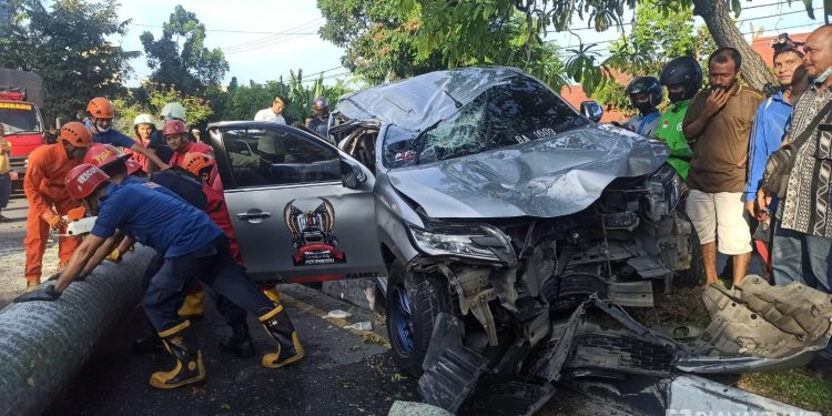 Tabrak Pohon di Median Jalan Diponegoro Pekanbaru, Pajero Remuk