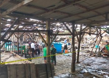 Kayu Rumah Warga Berserakan Akibat Ledakan di Sibolga