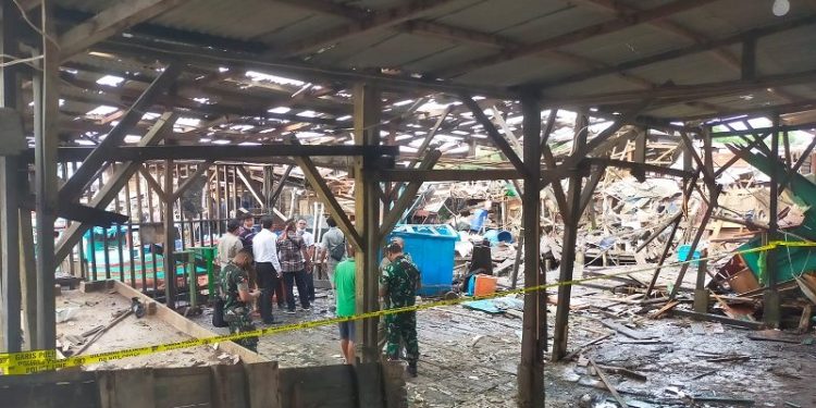 Kayu Rumah Warga Berserakan Akibat Ledakan di Sibolga