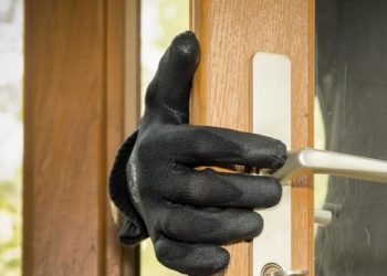 Maling Bawa Sekarung Rokok dan Uang Terekam CCTV di Bekasi