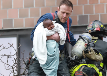Momen Petugas Damkar Selamatkan Bayi dari Kebakaran, Banjir Pujian
