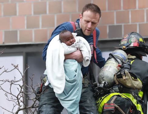 Momen Petugas Damkar Selamatkan Bayi dari Kebakaran, Banjir Pujian