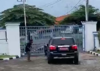 Melarikan Diri dengan Mobil Dinas, Imigran Palestina Tabrak Pagar hingga Kendaraan Ringsek