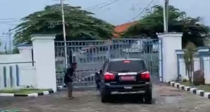 Melarikan Diri dengan Mobil Dinas, Imigran Palestina Tabrak Pagar hingga Kendaraan Ringsek