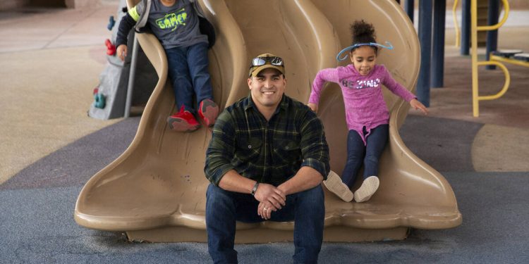 Orang Tuanya Terlibat Kasus Pembunuhan, Polisi Ini Adopsi Kelima Anak Tersangka