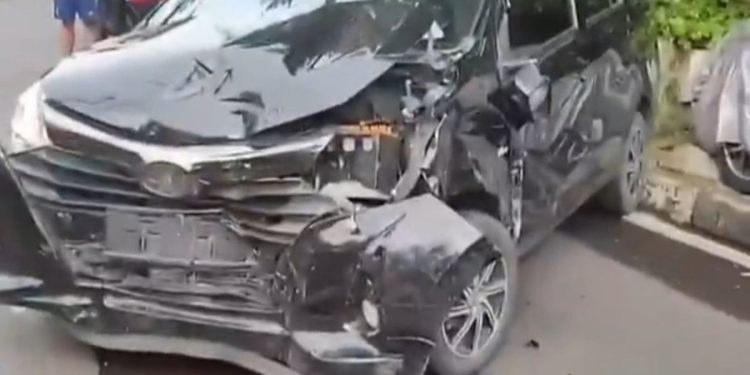 Calya Hitam Tabrak Dua Mobil Hingga Ringksek di Paseban, Polisi Amankan Sopir