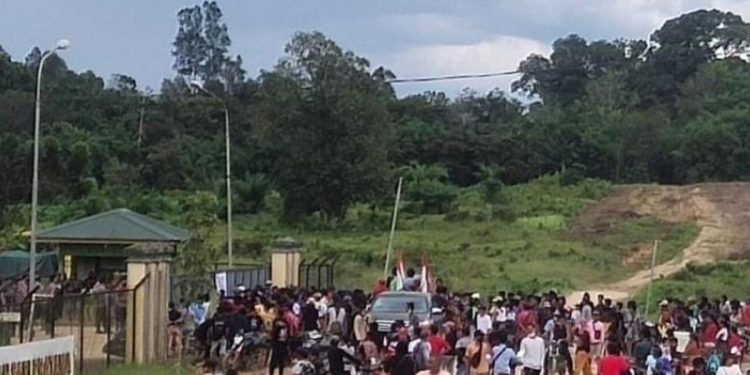 Polisi Amankan Demonstrasi Warga Jelai Hulu di Kantor Perusahaan Sawit