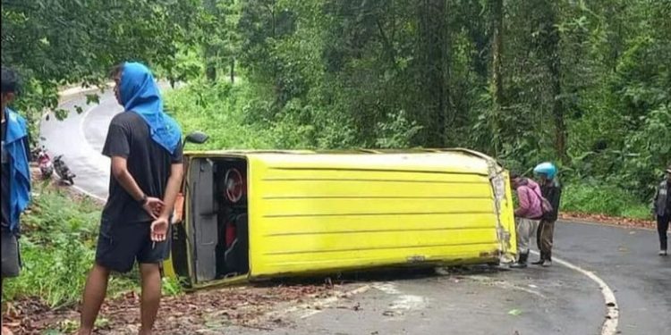 Mobil Elf Terguling di Jalur Tengkorak Sengkan Mayit Banyuwangi, Belasan Orang Terluka