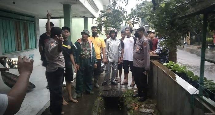 Usai Dipakaikan Jas Hujan, Balita Tewas Tercebur ke Selokan