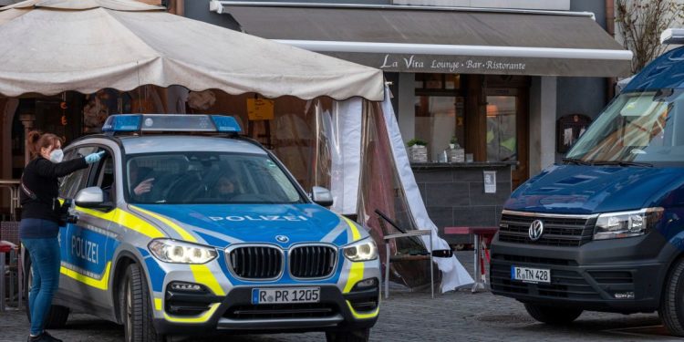 Diduga Tenggak Sebotol Sampanye Bersama, 9 Orang Tergeletak di Lantai Bar Tak Sadarkan Diri