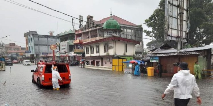 60 Rumah di Kota Wisata Bukittinggi Terendam Banjir, Perahu Karet Digunakan untuk Evakuasi Warga