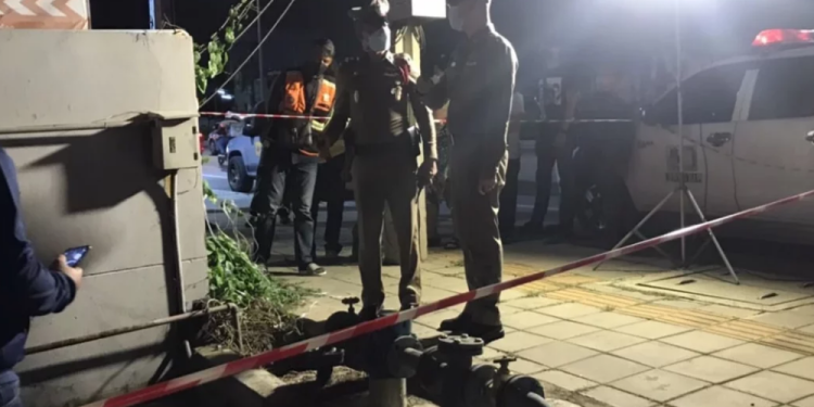 Sopir Taksi Tua Meninggal Usai Jatuh ke Dalam Saluran Pembuangan Saat Mencoba Buang Air Kecil