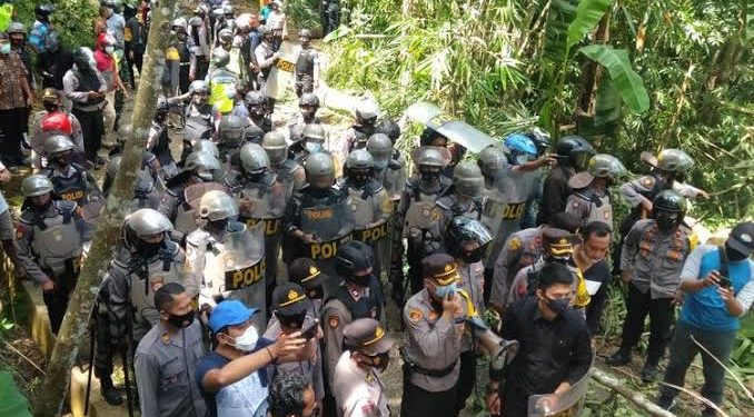 Viral Aparat Polisi Kepung dan Tangkap Warga Wadas