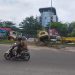Hantam Pembatas Jalan, Truk Colt Diesel Terguling di Jalan SM Amin