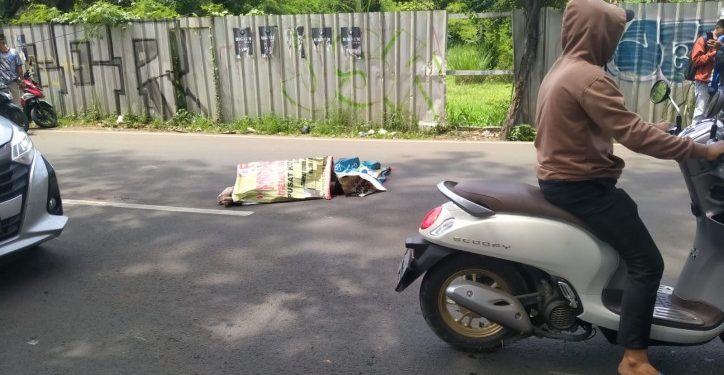 Tragis, Pemotor Tewas Terlindas Truk Setelah Gagal Menyalip di Tangerang