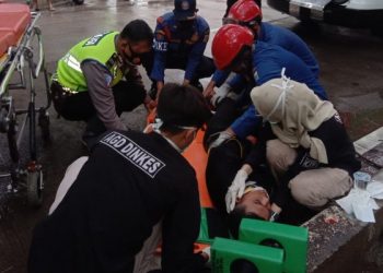 Pengendara Motor Tergelincir dan Masuk Kolong Truk di Ancol, Evakuasi Dilakukan Dengan Penuh Ketegangan