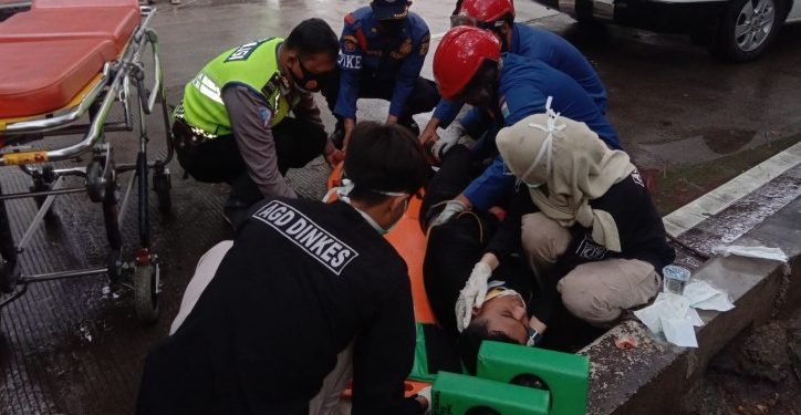 Pengendara Motor Tergelincir dan Masuk Kolong Truk di Ancol, Evakuasi Dilakukan Dengan Penuh Ketegangan