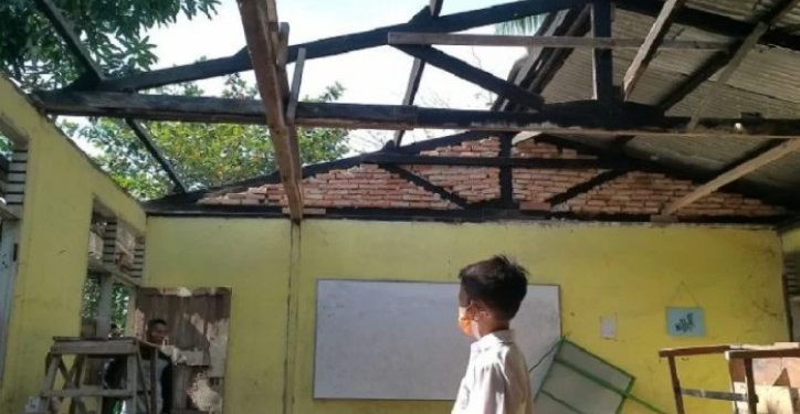 Parah, Atap Sekolah Raib Digondol Maling