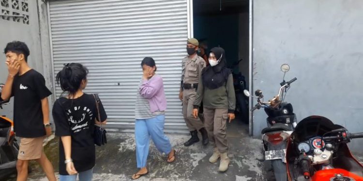 Belasan Pasangan Remaja Tanpa Surat Nikah Berserta Pemilik Kos Diamankan Satpol PP Padang