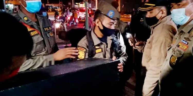 Satpol PP Kota Padang Tertibkan Pangkalan Ojek Mirip Tempat Karaoke