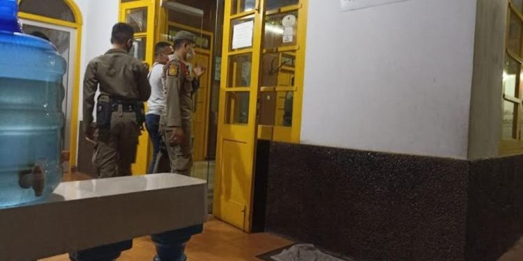 Satpol PP Padang Razia Kos-kosan dan Wisma Melati, Angkut Tiga Pasangan Muda Mudi