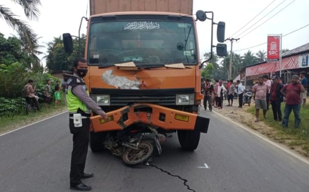 Diduga Mengantuk, Revo Tabrak Truk Fuso di Pelalawan, Pengemudi Tewas Ditempat