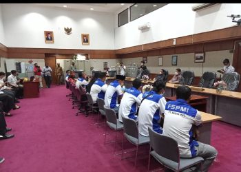 Tolak UUD Omnibus Law dan UMP, FSPMI Demo di Kantor DPRD Riau