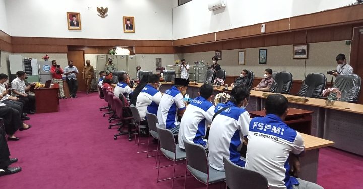 Tolak UUD Omnibus Law dan UMP, FSPMI Demo di Kantor DPRD Riau