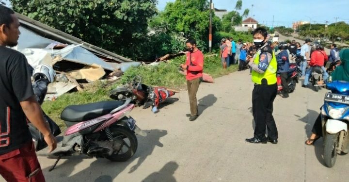 Avanza Ngamuk di JLS, 2 Motor dan Warung Diseruduk Hingga 1 Orang Tewas