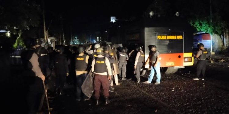 Massa yang Blokade Jalan di Kota Sorong Akhirnya Bubar Usai Ditembak Gas Air Mata