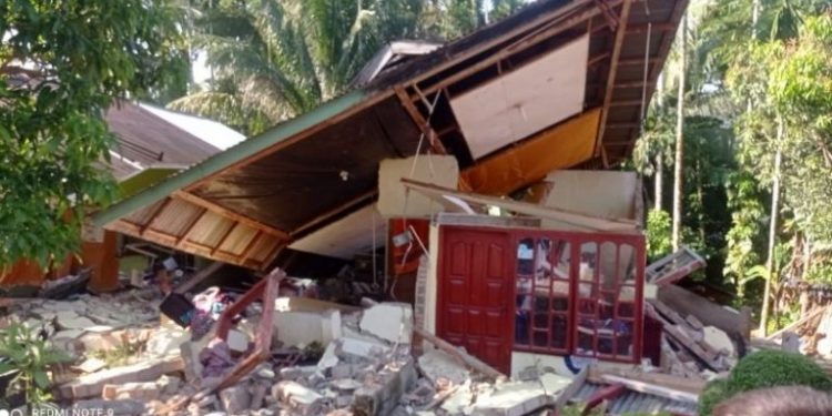 Rumah, Sekolah dan Masjid Roboh Digoyang Gempa di Pasaman