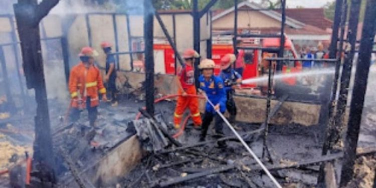 Kerugian Capai Rp 250 Juta, Kebakaran Hanguskan Warung di Jalan Raya Tanah Datar