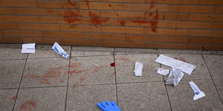 Seorang Pria Ditikam Dua Kali saat Naik Kereta Bawah Tanah Tanpa Motif Tertentu