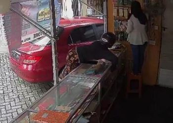 Modus Beli Casing,  Emak-Emak Gasak 4 Unit Handphone di Toko Ponsel Delima