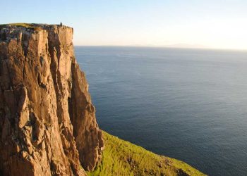 Pria Ini Dorong Istrinya yang Hamil 7 Bulan dari Tepi Tebing Setinggi 1.000 Kaki