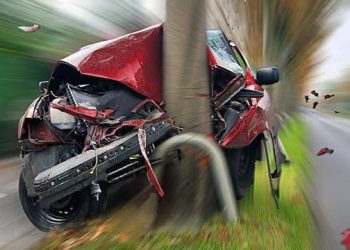 Hindari Pohon Tumbang, Mobil Mahasiswa di Pekanbaru Alami Kecelakaan