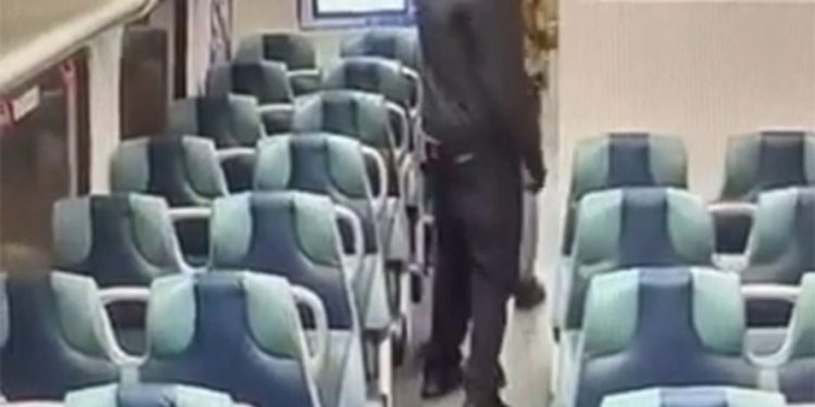 Pria Bersenjata Tak Dikenal Tembak Mati Seorang Penumpang di dalam Lorong Kereta