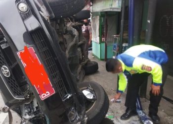 Mobil Dinas Kemendagri Oleng Usai Tabrak Motor
