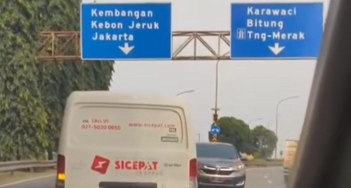 Mobil Lawan Arah di Exit Tol Cikokol Tangerang, Diduga Salah Jalan