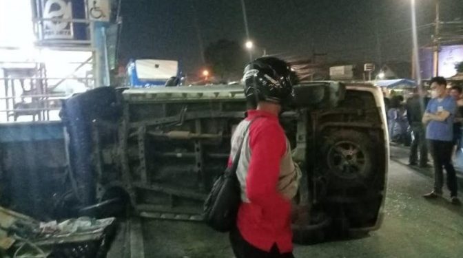 Tabrak Tiga Warga di Pulogadung, Pengemudi Avanza Sempat Diamuk Massa dan Mobilnya Digulingkan