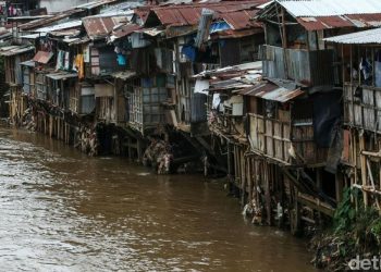 Kejeblos Dari Toilet di Atas Sungai Ciliwung, Seorang Wanita Menghilang