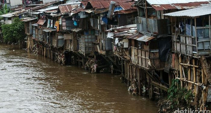 Kejeblos Dari Toilet di Atas Sungai Ciliwung, Seorang Wanita Menghilang