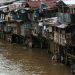 Kejeblos Dari Toilet di Atas Sungai Ciliwung, Seorang Wanita Menghilang