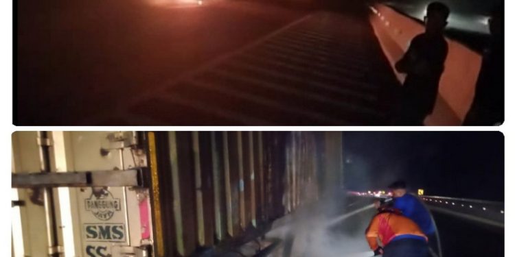 Truk Kontainer Terbakar di Tol Permai