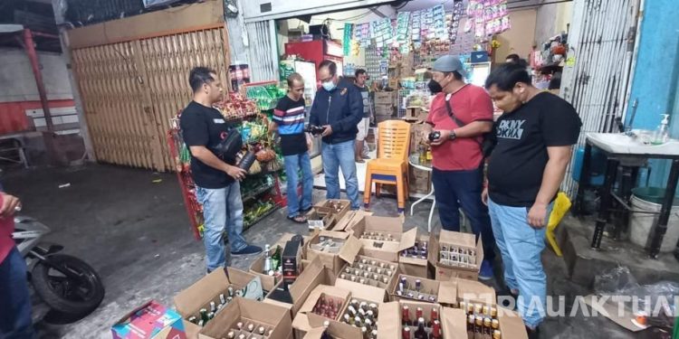 Sambut Ramadhan, Ribuan Botol Miras Diamakan Polda Riau