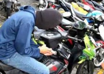 Kesal, Warga di Serpong Tangsel Tangkap dan Ikat Maling Motor di Pinggir Jalan