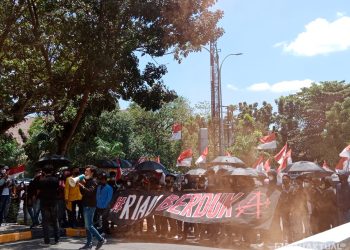 Geruduk DPRD Riau, Puluhan Pengunjuk Rasa Minta BK Copot Agung Nugroho