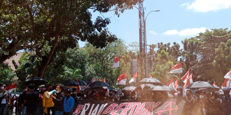 Geruduk DPRD Riau, Puluhan Pengunjuk Rasa Minta BK Copot Agung Nugroho