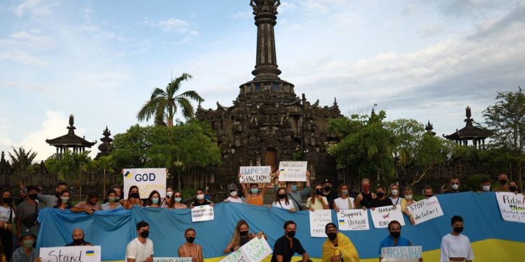 Warga Ukraina di Bali Kutuk Invasi Rusia, Serukan Perdamaian dan Keadilan